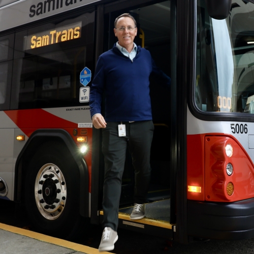 Wheel Talk Host Randol White stepping off a SamTrans bus.